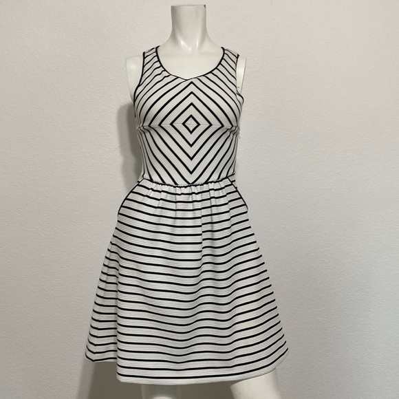 Maeve Anthropologie Black & White Mitred Striped Fit & Flare Dress Size 0 - Picture 2 of 5